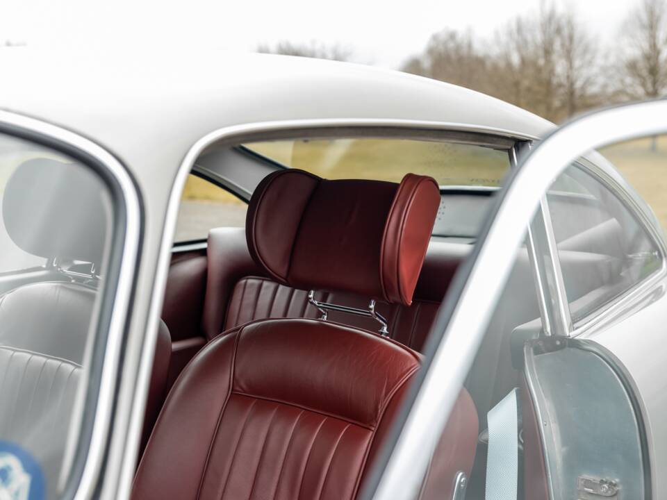 Immagine 61/74 di Aston Martin DB 5 Vantage (1964)