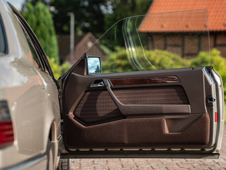 Immagine 40/73 di Mercedes-Benz 300 CE (1991)