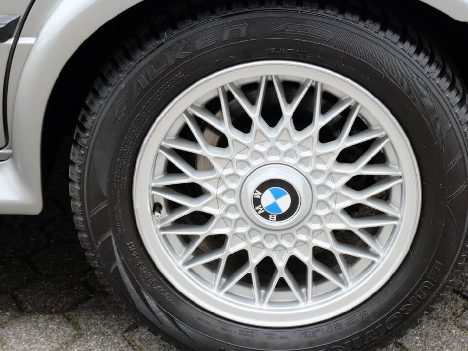 Bild 53/56 von BMW 325ix (1987)