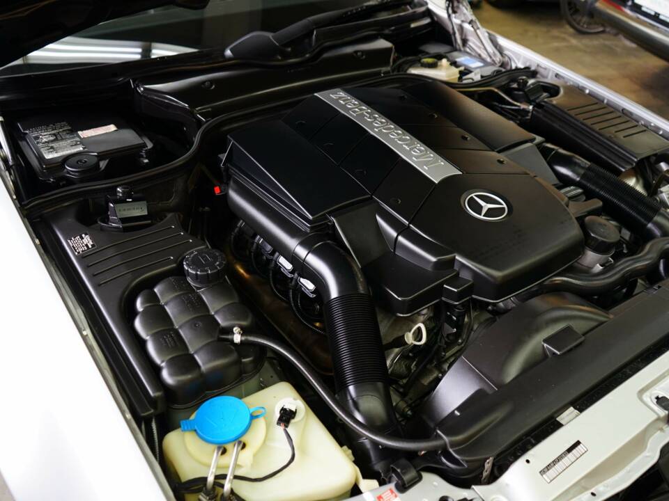 Image 28/33 of Mercedes-Benz SL 500 (2001)