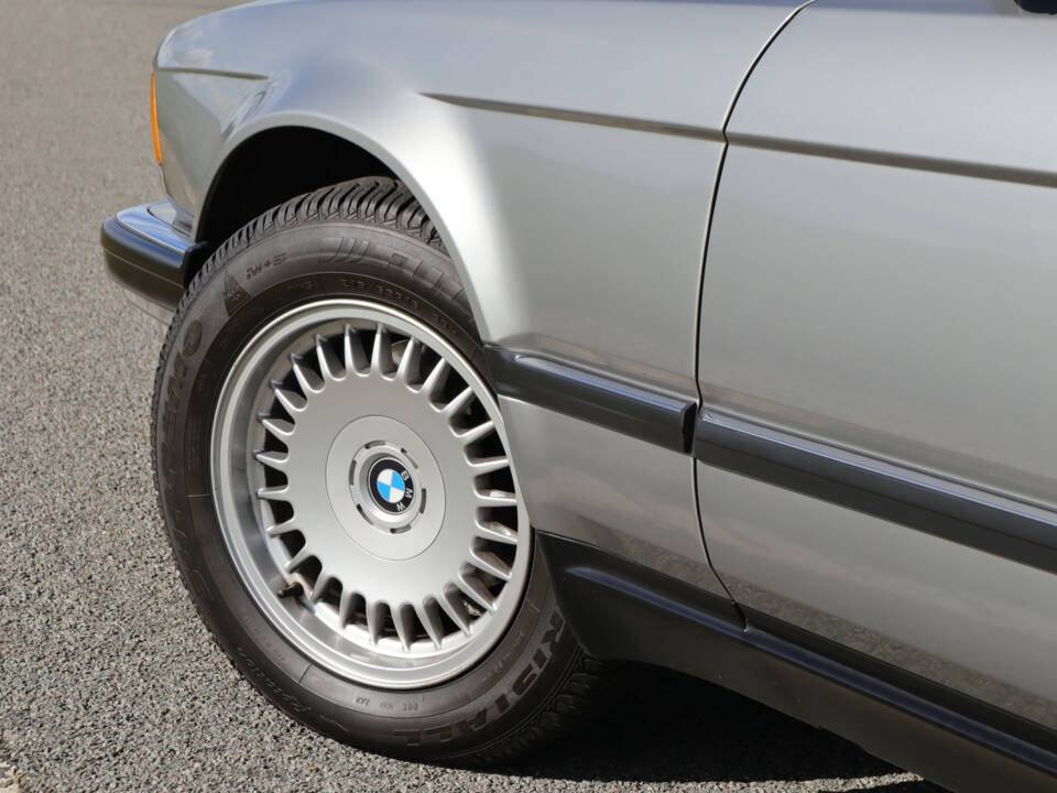 Image 26/41 de BMW 735i (1987)