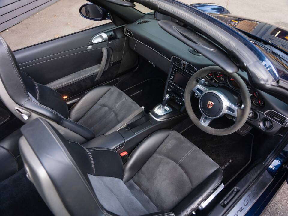 Image 35/54 of Porsche 911 Carrera GTS (2011)