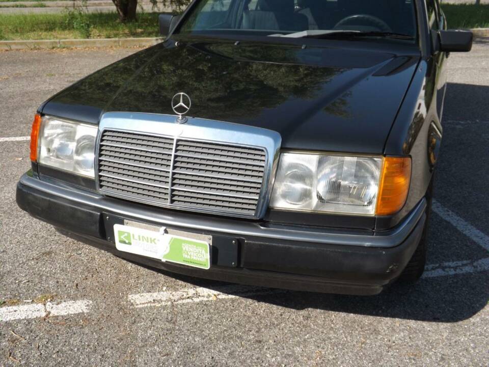 Image 40/50 of Mercedes-Benz 250 TD Turbo (1992)