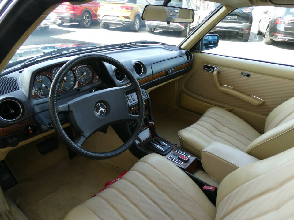 Image 8/20 de Mercedes-Benz 280 CE (1981)