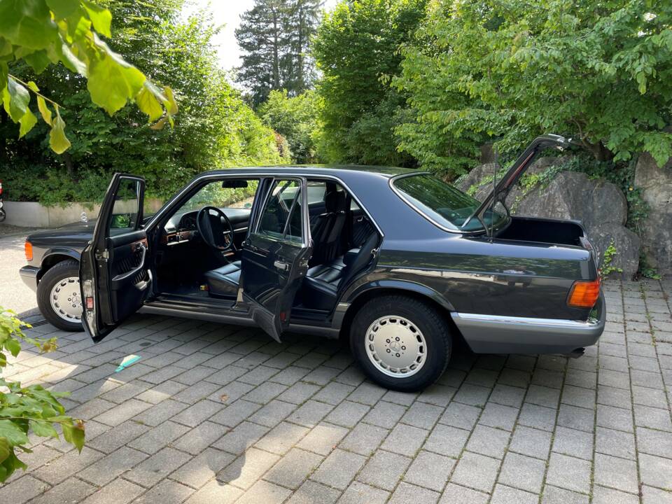 Bild 2/4 von Mercedes-Benz 560 SE (1985)