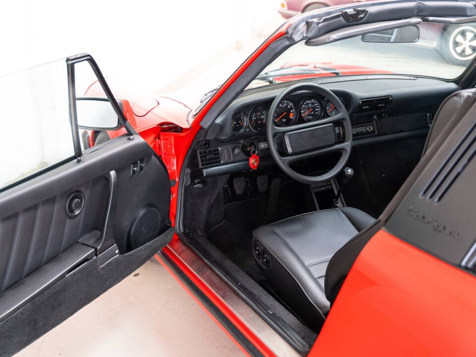 Image 7/31 of Porsche 911 Carrera 3.2 (1988)