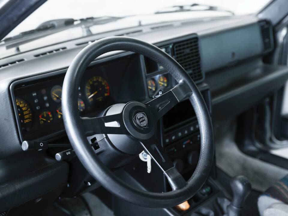 Image 28/50 of Lancia Delta HF Integrale (1988)