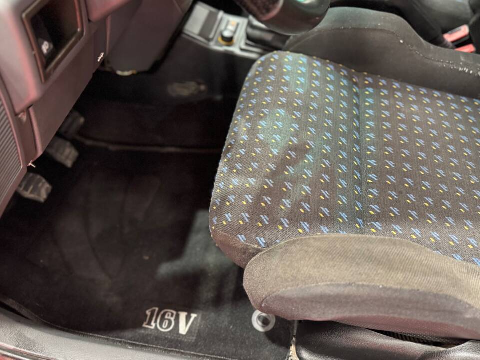 Immagine 17/23 di Renault Clio I 1.8 16V (1991)