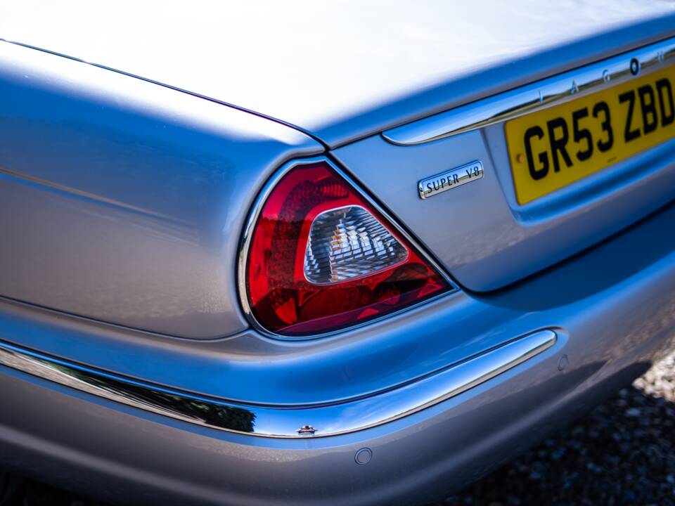 Image 18/50 of Jaguar XJ 8 4.2 (2003)
