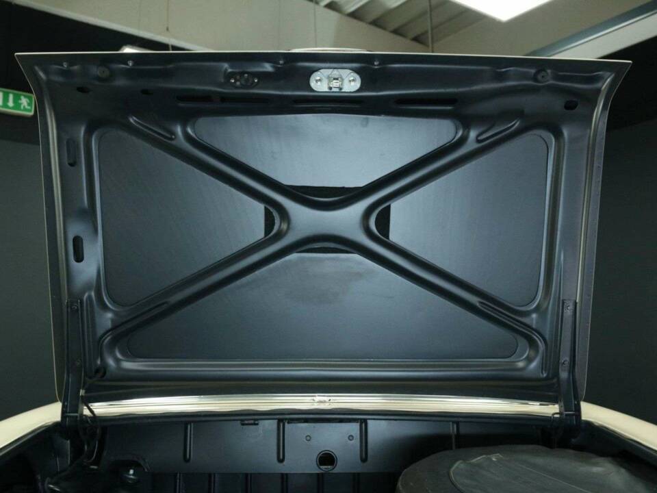 Image 37/50 of Mercedes-Benz 230 SL (1967)