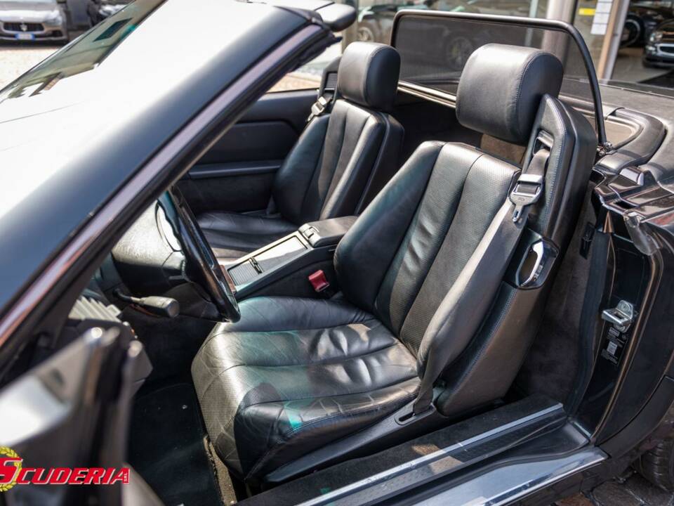 Image 13/18 of Mercedes-Benz 500 SL (1992)