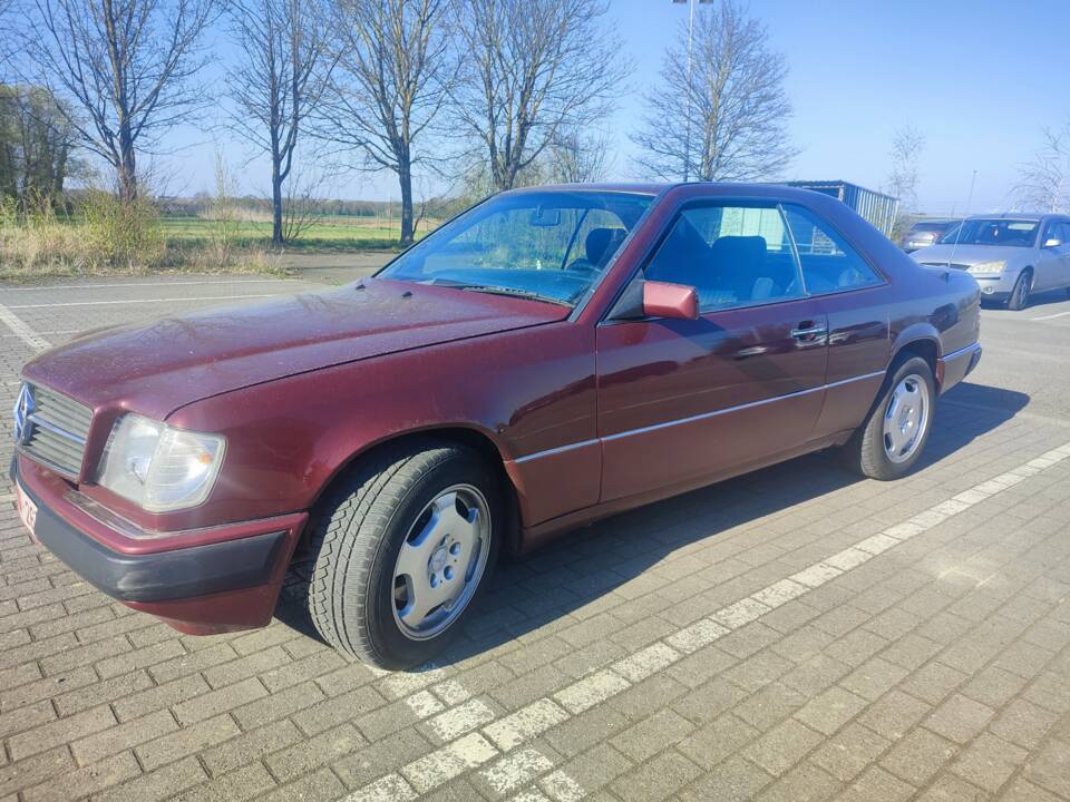 Image 6/8 of Mercedes-Benz 230 CE (1993)