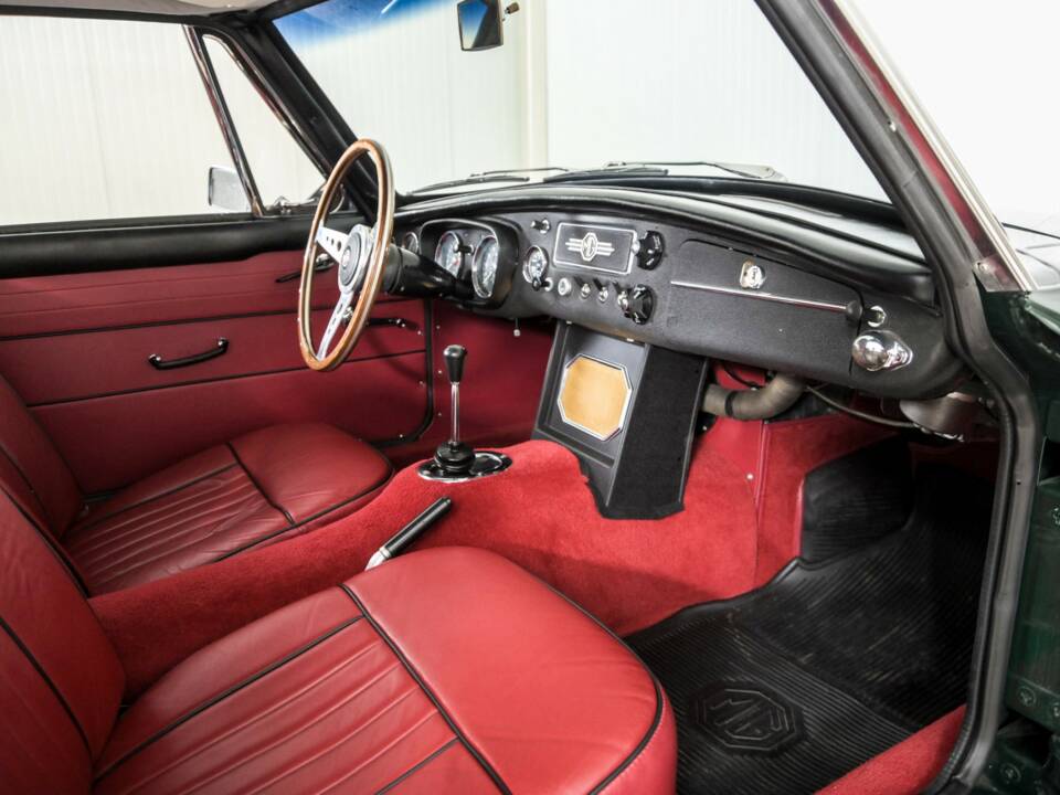 Image 8/50 de MG MGB GT (1966)