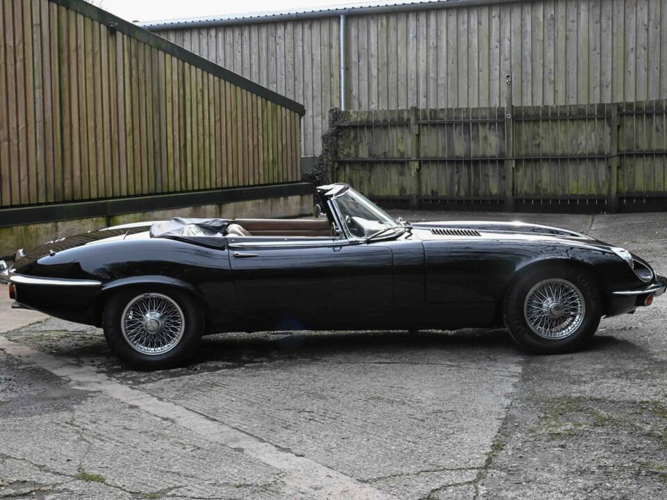 Image 2/50 de Jaguar Type E V12 (1974)