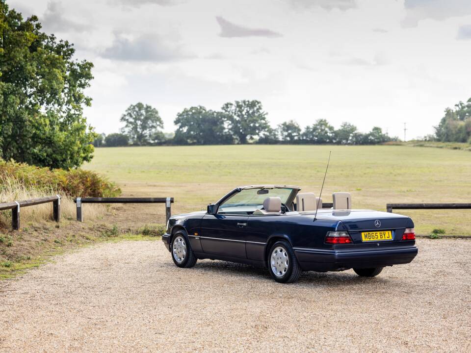 Bild 28/46 von Mercedes-Benz E 320 (1994)