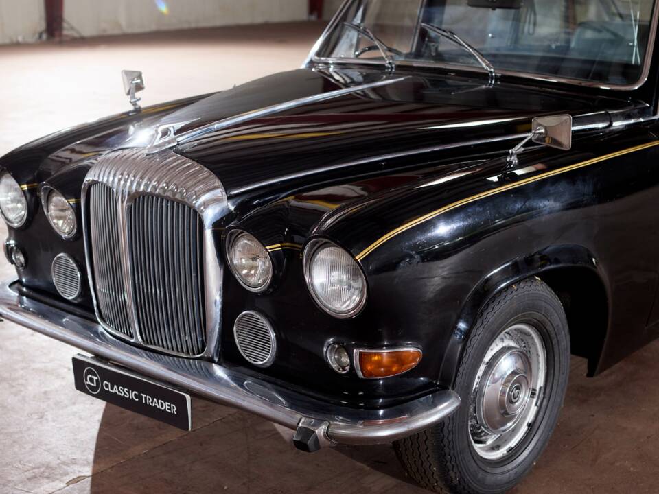 Image 11/70 of Daimler DS 420 (1976)
