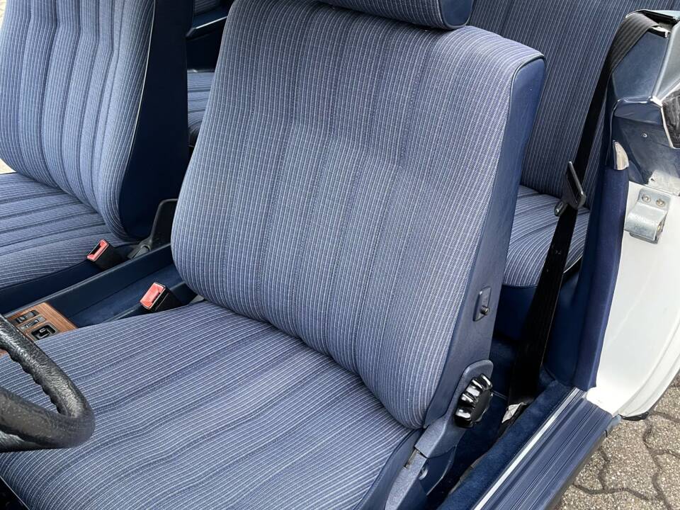 Image 16/24 de Mercedes-Benz 230 CE (1985)