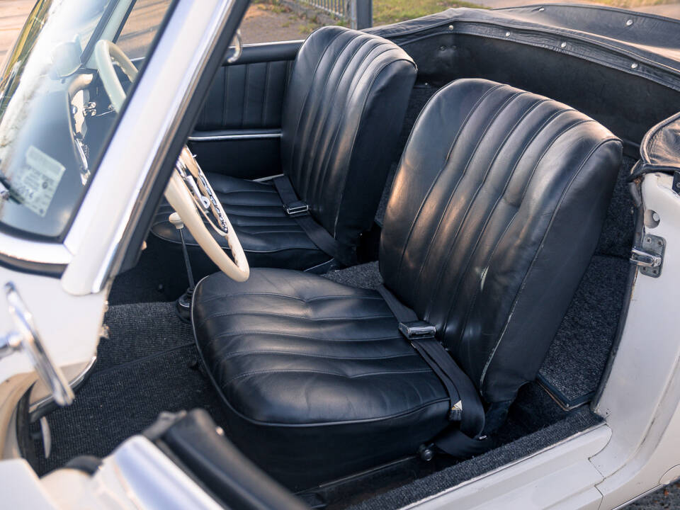 Image 24/42 de Mercedes-Benz 190 SL (1961)