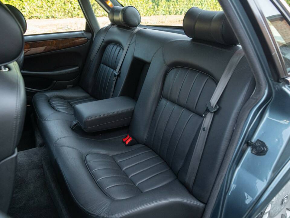 Bild 35/50 von Jaguar XJ 8 Executive (1997)