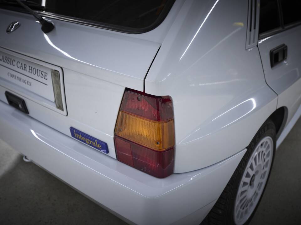 Image 16/93 of Lancia Delta HF Integrale Evoluzione I (1992)