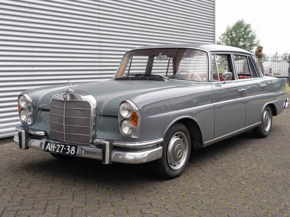 Image 3/8 de Mercedes-Benz 220 S b (1962)
