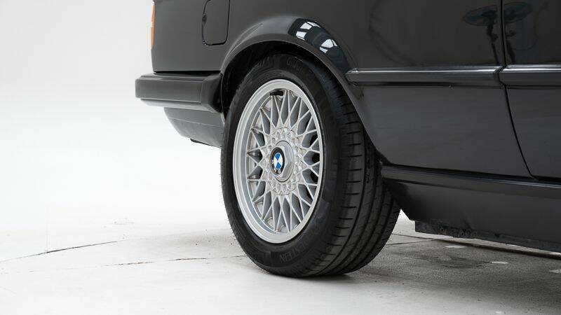 Image 14/15 of BMW 320i (1990)