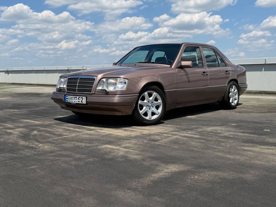 Immagine 3/13 di Mercedes-Benz E 220 (1994)