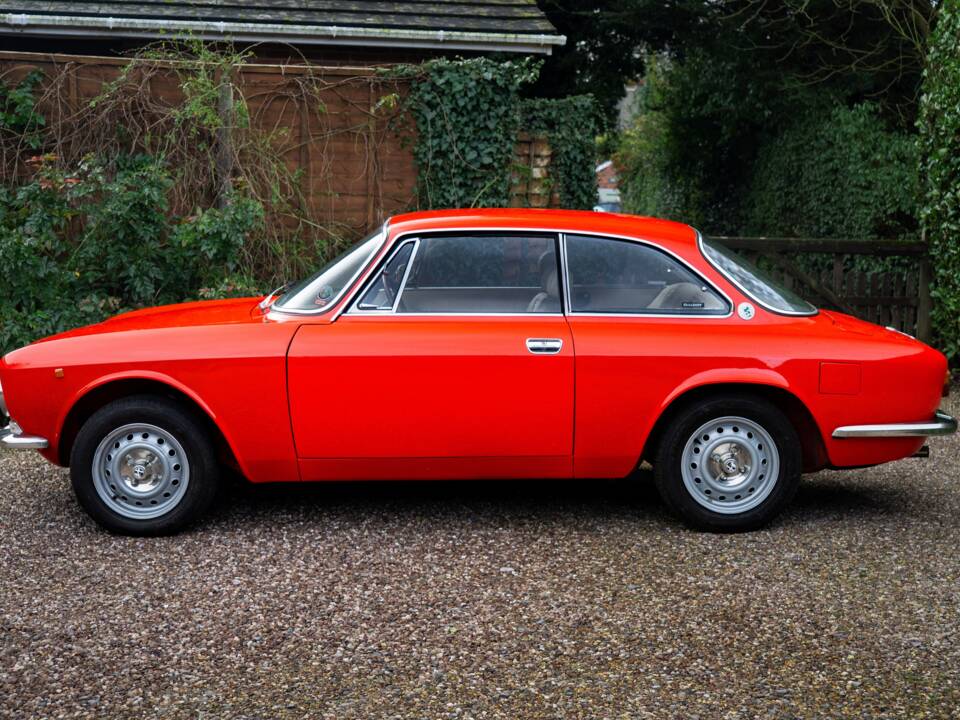Image 2/20 of Alfa Romeo Giulia 1600 GT Junior (1976)