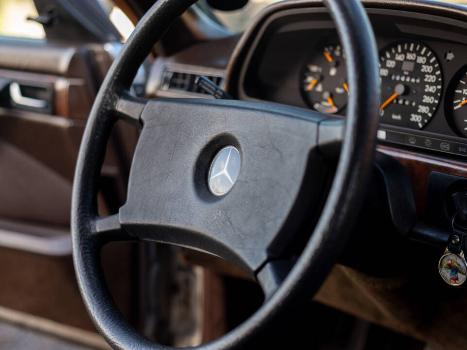 Image 60/95 of Mercedes-Benz 560 SEC (1985)