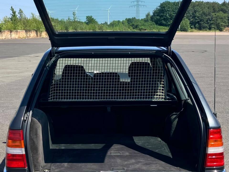 Bild 15/41 von Mercedes-Benz E 220 T (1995)