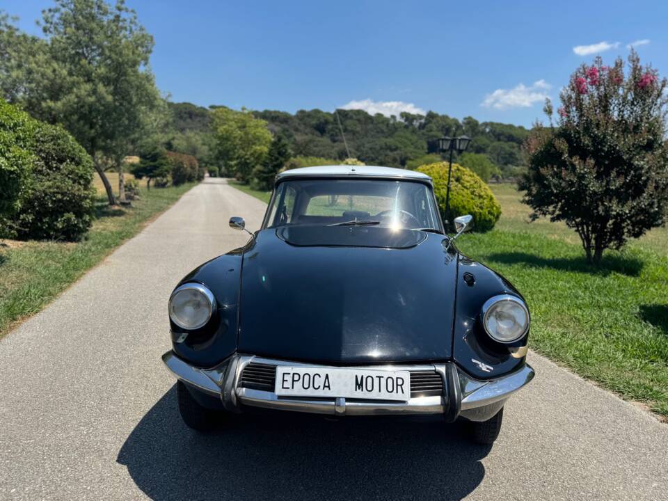 Image 2/29 of Citroën ID 19 (1958)