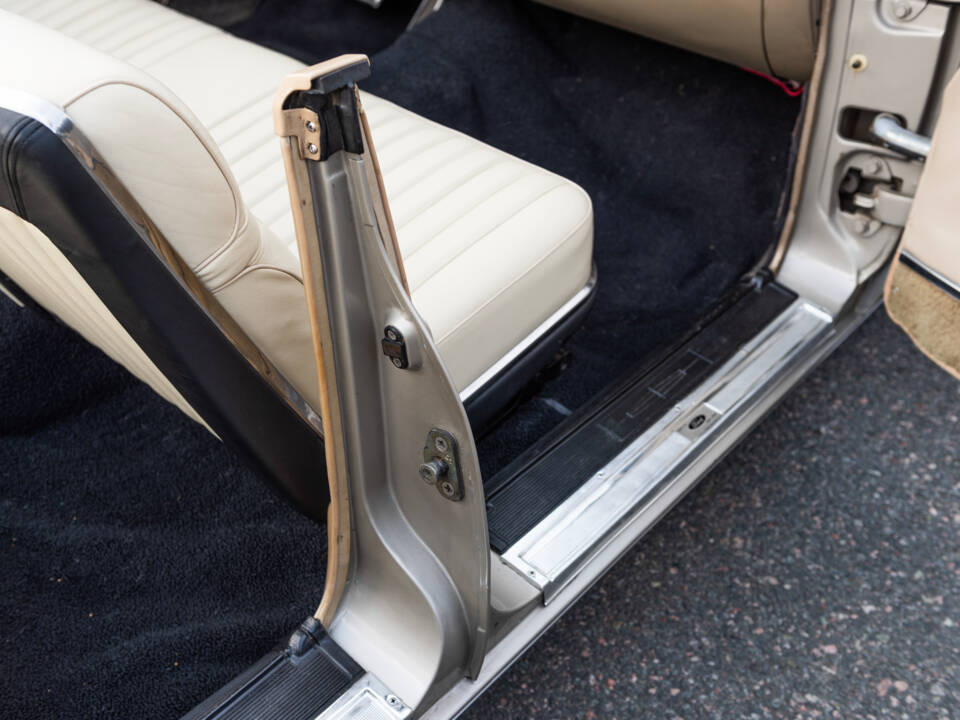 Image 43/135 of Lincoln Continental Convertible (1965)