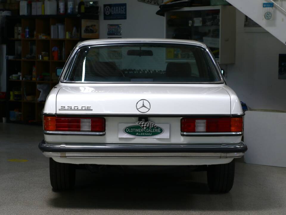 Bild 31/38 von Mercedes-Benz 230 CE (1984)
