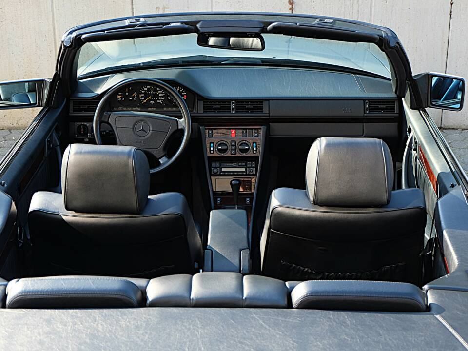 Image 15/74 of Mercedes-Benz E 320 (1997)