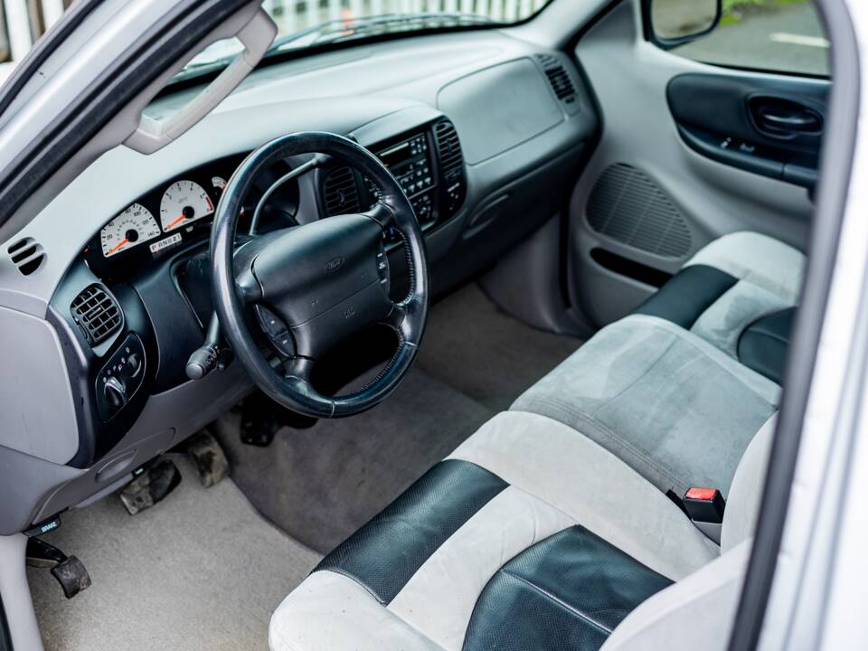 Image 4/50 of Ford F-150 SVT Lightning (2002)