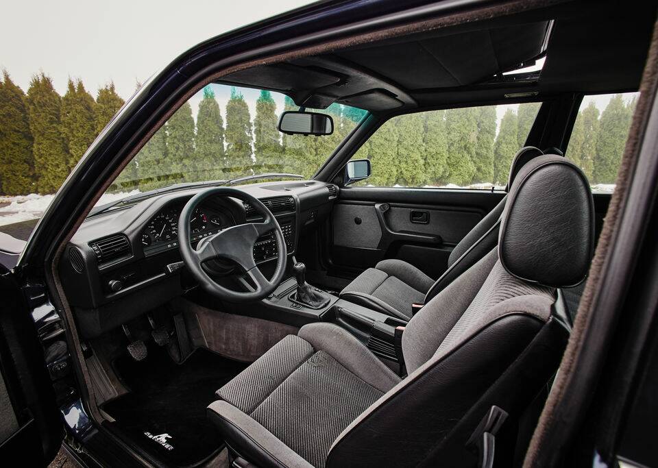 Image 2/8 of BMW 325i (1989)