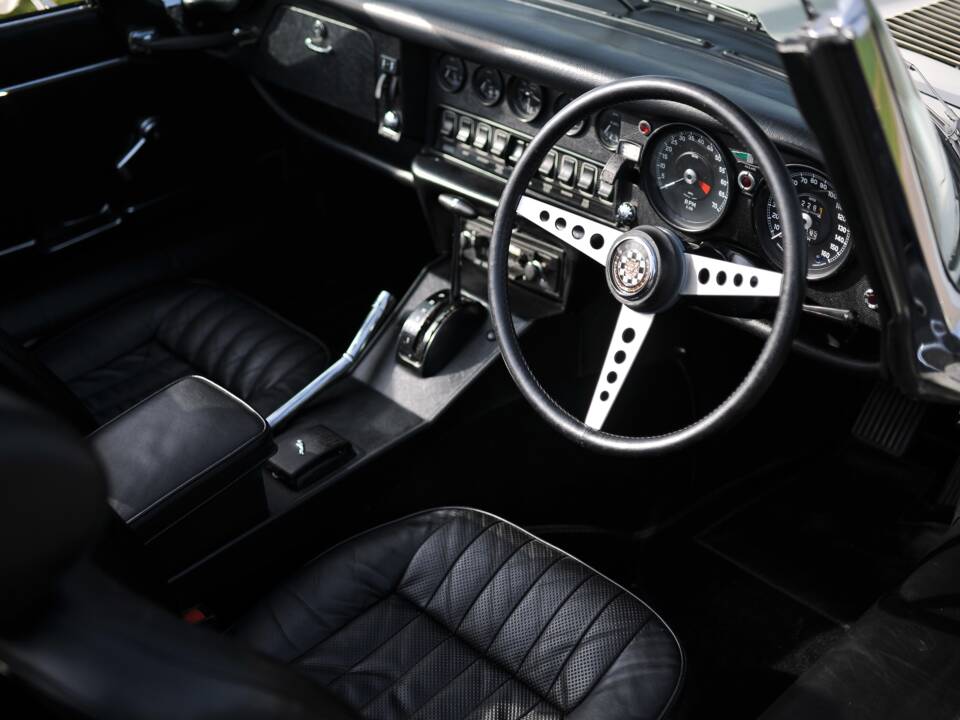 Image 4/39 of Jaguar E-Type V12 (1972)