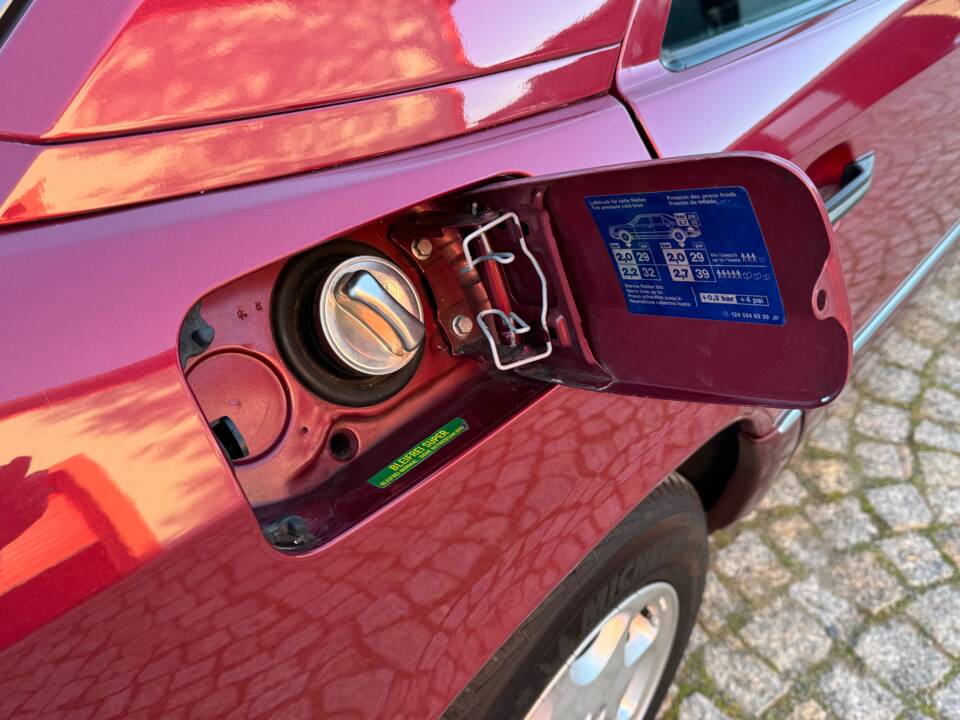 Immagine 44/75 di Mercedes-Benz 230 E (1992)