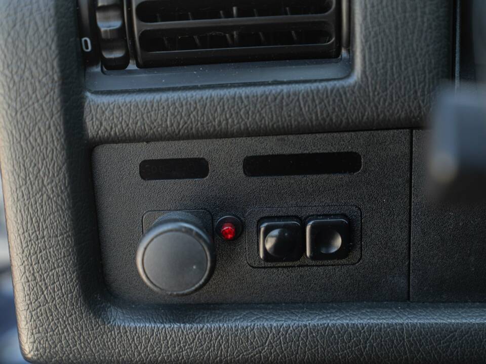 Image 43/50 of BMW 320i (1989)