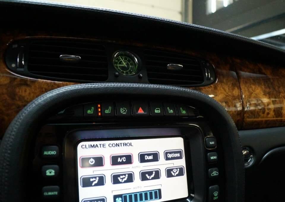 Image 48/50 of Jaguar XJ 8 4.2 (2007)