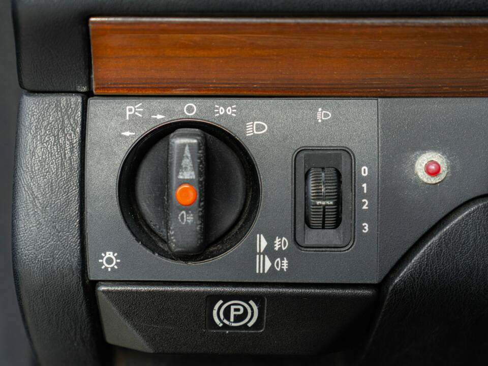 Immagine 35/48 di Mercedes-Benz 200 CE (1990)