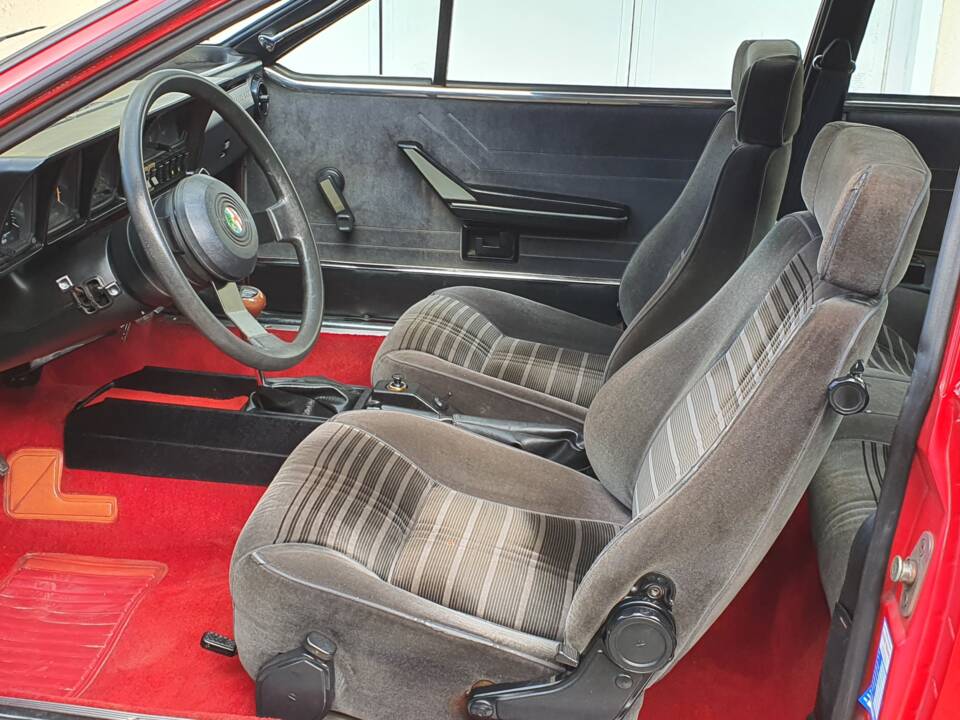 Image 24/35 de Alfa Romeo GTV 2.0 (1981)