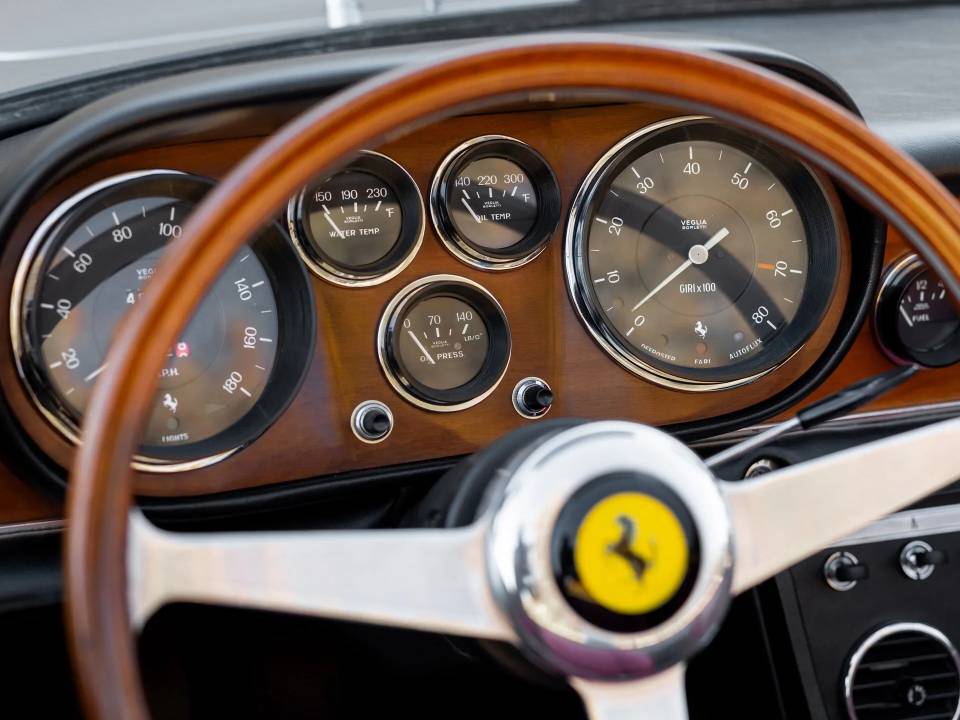 Image 30/50 of Ferrari 330 GTS (1968)