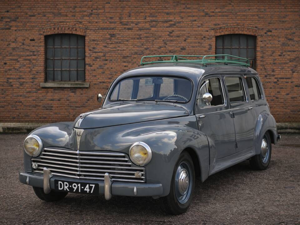 Image 1/28 de Peugeot 203 Familiale (1953)