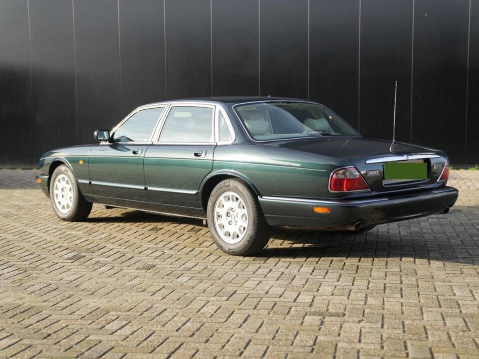 Image 2/30 of Jaguar XJ6 3.2 Sovereign (1997)