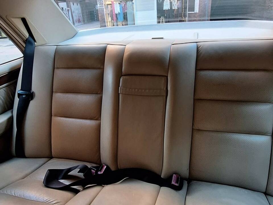 Immagine 11/12 di Mercedes-Benz 260 E (1988)