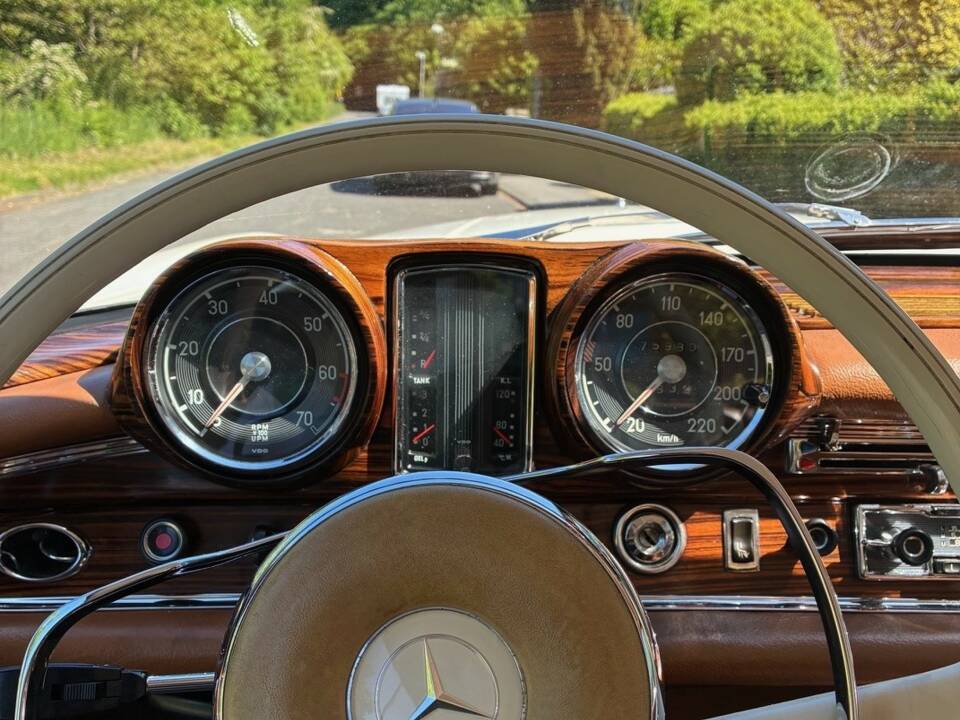 Image 10/19 of Mercedes-Benz 250 SE (1965)