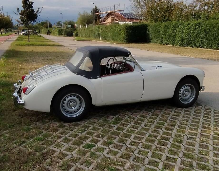 Image 5/8 of MG MGA 1500 (1959)