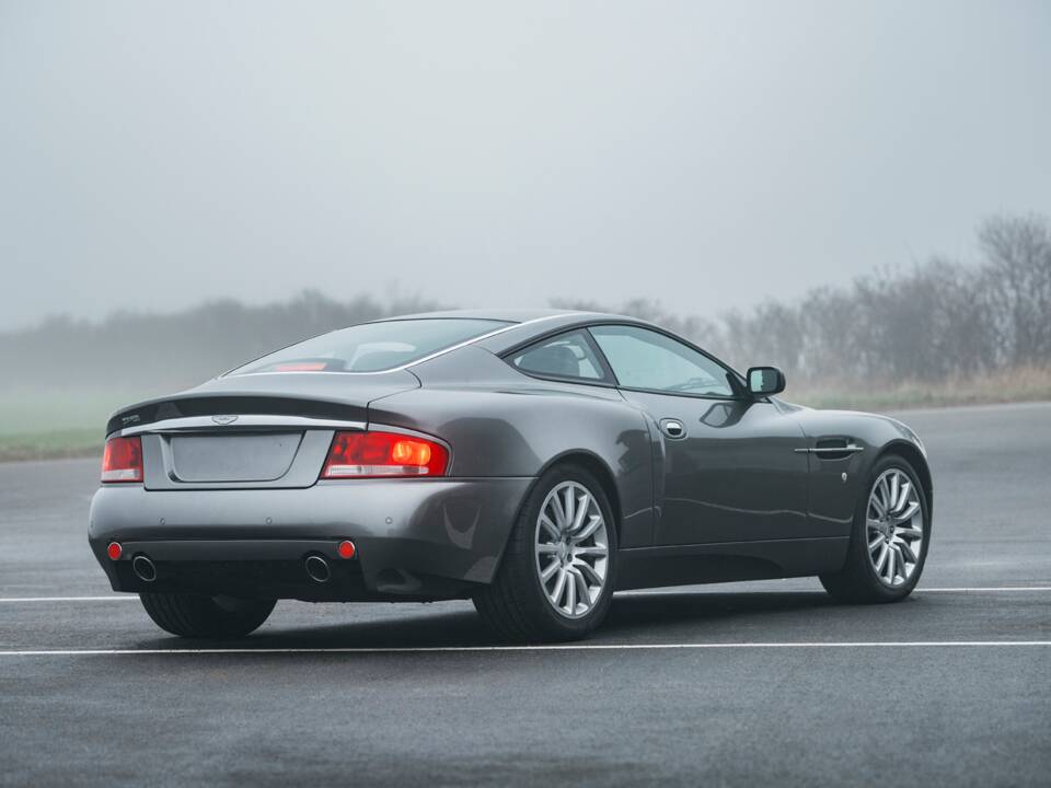 Image 7/23 of Aston Martin V12 Vanquish (2003)