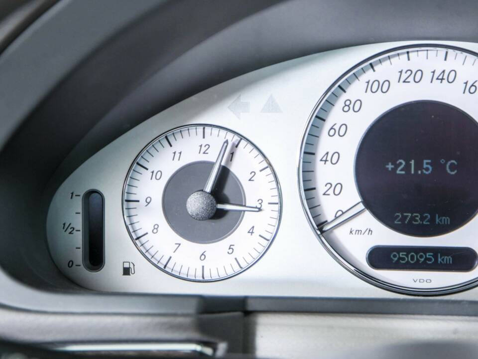 Bild 16/50 von Mercedes-Benz E 320 T 4MATIC (2004)